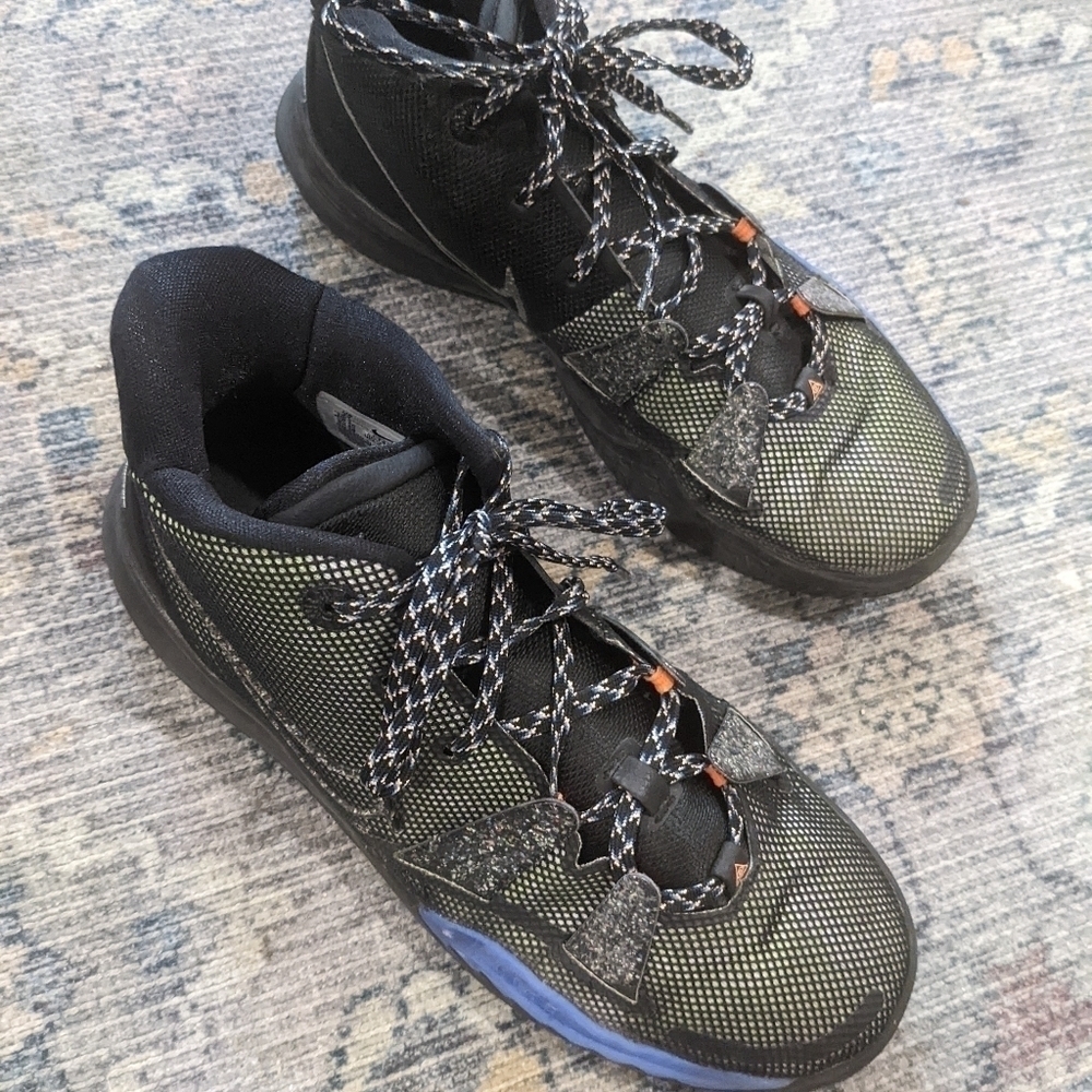 Nike | Youth Kyrie 7 Basketball Shoe - Picture 2 of 8